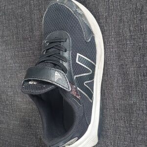 Boys New Balance Gym Shoes (2.5Y)